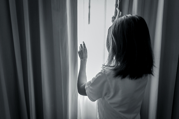 포토 JPG 해외이미지 응시 여자 생각 창문 호텔 스트레스 아파트 주택 건강 병원 사람 동양인 사람없음 뒷모습 세계 검은색 어둠 침실 방 고통 환자 슬픔 흰색 잡기 커튼 고독 향수 고민 콘도 긴장 나쁜 배려 우울증 치매 트러블 혼자 해외202310 해외포토 시선 감정 뷰포인트 컬러 의학 모션 숙소 인종 건물 화장품 질병 파일형식
