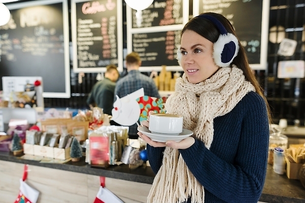포토 JPG 해외이미지 모델 라이프스타일 여자 행복 커피 음료 백그라운드 크리스마스 겨울 털 따뜻함 관리 사람 성인 컵 빨간색 세명 뷰티 상점 식당 초콜릿 목도리 카페 머그컵 추위 흰색 잡기 바 뜨거움 차 스웨터 계산대 니트 귀 단절 해외202310 해외포토 식기 잡화 계절 기념일 감정 컬러 상의 모션 디저트 생활 신체부위 파일형식