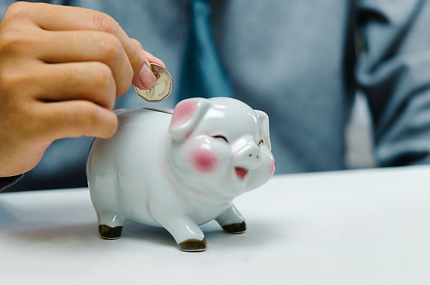 포토 JPG 해외이미지 손 남자 백그라운드 컨셉 돈 비즈니스 손가락 탁자 성공 설계 주택 안전 사람 성인 사람없음 금융 경제 동전 돼지저금통 성장 흰색 잡기 돼지 비즈니스맨 절약 재산 은퇴 책상 투자 상업 이익 보험 대출 빚 경영 계좌 넣기 삽입 세금 수입 예산 자금 투자자 해외202310 해외포토 컬러 가구 포유류 모션 건물 신체부위 저금통 직장인 파일형식