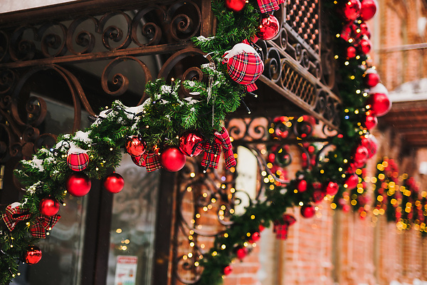 포토 JPG 해외이미지 크리스마스장식 크리스마스 겨울 사람없음 야외 건물 문 마을 벽돌집 오너먼트 크리스마스리스 눈덮임 해외202310 해외포토 건축물 계절 기념일 컨셉 주택 화환 파일형식