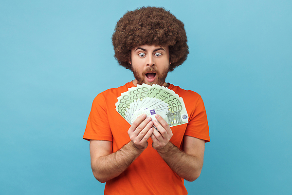 포토 JPG 해외이미지 스튜디오촬영 남자 지폐 돈 비즈니스 청소년 성공 수염 실내 한명 사람 금융 경제 놀람 꿈 저축 유로 표현 우승 구매 흥분 파란배경 투자 충격 보여주기 계산서 대출 고립 복권 수도권 수입 프리랜서 힙스터 해외202310 해외포토 직업 1 패션 감정 백그라운드 컨셉 모션 표정 내부 파란색 쇼핑 최고 재산 지역 파일형식