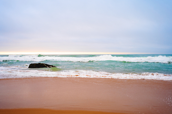 포토 JPG 해외이미지 모래 파도 바다 여행 백그라운드 자연 휴가 휴식 안테나 풍경 사람없음 야외 물 여름 파란색 모래사장 뷰티 맑음 고요 낭만 투명 서핑 떨어짐 포르투갈 대서양 터키석 파라다이스 해외202310 해외포토 자연요소 계절 유럽 컬러 컨셉 통신 날씨 수상스포츠 보석 생태계 파일형식