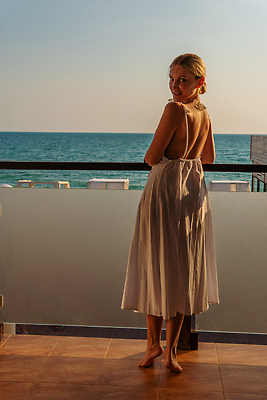 포토 JPG 해외이미지 모델 1 라이프스타일 응시 여자 행복 바다 여행 백그라운드 창문 자연 하늘 호텔 휴가 휴식 한명 서기 사람 성인 야외 물 파란색 뷰티 방 자유 발코니 오픈 고급 지중해 휴양지 해외202310 해외포토 자연요소 시선 감정 컬러 컨셉 모션 숙소 생활 장소 생태계 파일형식