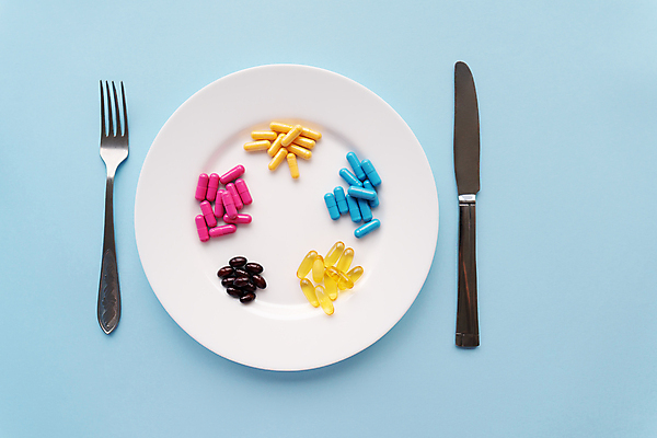 포토 JPG 해외이미지 접시 하늘색 백그라운드 포크 건강 사람없음 알약 나이프 분류 비타민제 영양제 해외202310 해외포토 식기 파란색 약 칼 비타민 파일형식