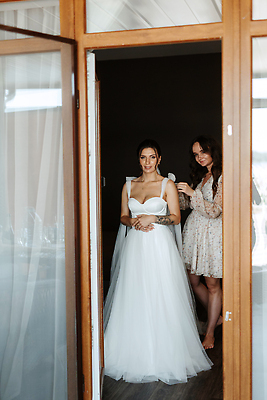 포토 JPG 해외이미지 모델 드레스 행복 결혼 신발 가족 실내 한명 미소 내부 유행 기쁨 모임 흰색 혼자 해외202310 해외포토 1 옷 감정 컬러 관계 표정 사람 이벤트 파일형식