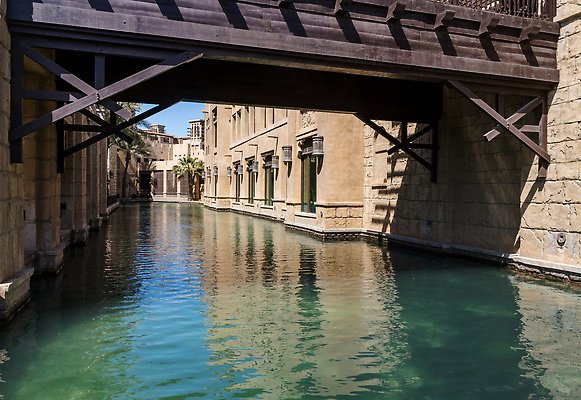 포토 JPG 해외이미지 여행 건축양식 휴가 풍경 사람없음 야외 건물 물 여름 쇼핑 강 탑 시장 쇼핑몰 휴양지 수로 스카이라인 아랍에미리트 두바이 랜드마크 해외202310 해외포토 자연요소 건축물 계절 건축 중동 장소 파일형식