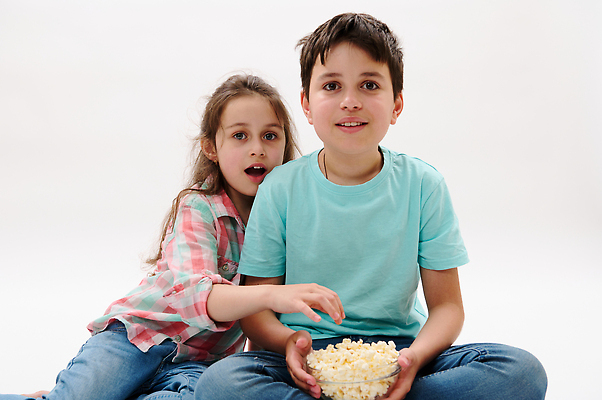 포토 JPG 해외이미지 라이프스타일 응시 행복 초등학생 어린이 포즈 컨셉 패스트푸드 옥수수 사람 소녀 두명 뷰티 파티 놀람 활발 잡기 폐기물 만화 영화관 먹기 필름 즐거움 흰배경 흥분 팝콘 언니 걸음마 고립 남동생 팝 맛있는 해외202310 해외포토 학생 시선 여자 감정 백그라운드 가족 모션 곡류 표정 이벤트 생활 흰색 인스턴트 쓰레기 극장 자매 동생 파일형식