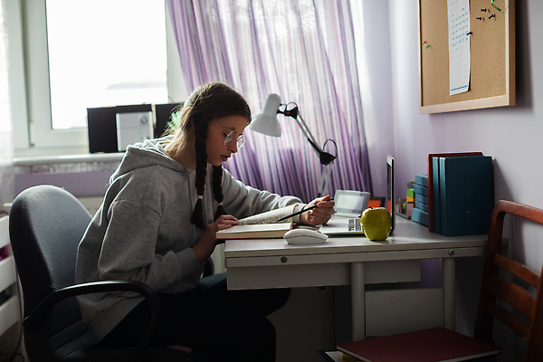 포토 JPG 해외이미지 학생 긴머리 여자 교육 안경 벽 가구 의자 창문 학교 갈색머리 실내 한명 책 노트북 학습 독서 기댐 방 관찰 키보드 모서리 사과 정상 쥐 집중 책상 폴란드 멍청이 해외202310 해외포토 1 헤어스타일 잡화 유럽 생활용품 컨셉 과일 모션 사람 내부 전자제품 설치류 파일형식