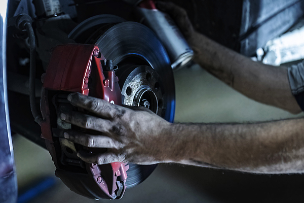 포토 JPG 해외이미지 손 산업 부분 교통시설 자동차 열쇠 노동자 사람없음 상점 자전거 장비 도구 공구 나사 스패너 디스크 업무 바퀴 작업실 기술자 수리 브레이크 서비스 타이어 고정 정비공 사이클링 기어 유지 바이크레이서 설치 자동 조이기 차고 해외202310 해외포토 직업 육상교통 교통 모션 신체부위 바이크 작업 질병 육상스포츠 시설 파일형식