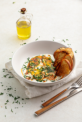 포토 JPG 해외이미지 접시 빵 탁자 아침 요리 사람없음 세로 식당 식사 카페 아침식사 서빙 토스트 삶기 맛있는 해외202310 해외포토 주간 식기 음식 가구 상점 파일형식