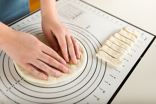 포토 JPG 해외이미지 손 조각 도마 신체부위 계산 준비 반죽 밀가루 계량 해외202310 해외포토 주방용품 사람 가루 파일형식