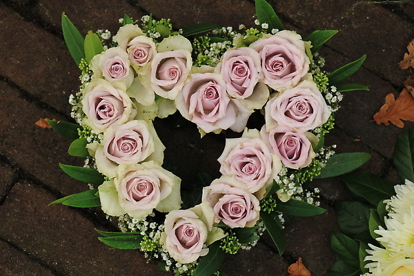 포토 JPG 해외이미지 나무 꽃 분홍색 사람없음 장미 보라색 화환 묘사 장례 장례식 동정 해외202310 해외포토 식물 컬러 파일형식