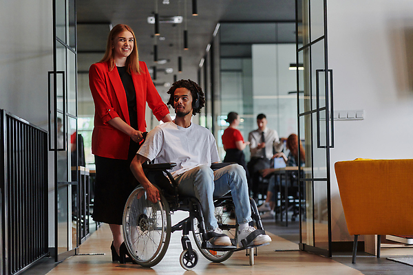 포토 JPG 해외이미지 전신 여자 남자 함께함 여러명 성인 옆모습 사무실 문 직장인 밀기 장애인 동료 휠체어 성인만 해외202310 해외포토 직업 뷰포인트 다수 컨셉 비즈니스 관계 모션 사람 장애 파일형식