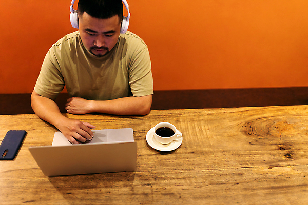 포토 JPG 해외이미지 라이프스타일 남자 커피 음료 음악 벽 인터넷 오렌지 비즈니스 사업가 조명 실내 한명 사람 앉기 동양인 성인 내부 컵 30대 노트북 컴퓨터 상점 디지털 헤드폰 카페 듣기 타이핑 작업 연결 커피잔 무선전화기 집중 베트남 카페테리아 온라인 블로거 프리랜서 카피스페이스 해외202310 해외포토 직업 1 식기 음향기기 컨셉 과일 모션 문화예술 잔 인종 생활 장년 전자제품 동남아시아 공백 전화기 파일형식