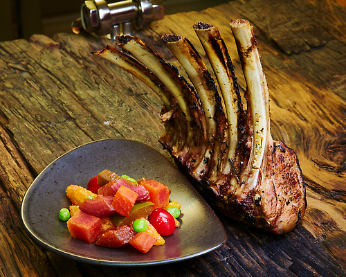 포토 JPG 해외이미지 접시 음식 토마토 부분 양파 뼈 육류 돼지고기 스테이크 요리 사람없음 빨간색 초록색 식당 검은색 식사 저녁식사 소고기 흰색 신선 뜨거움 고명 우아함 그릴 바비큐 강의 자르기 굽기 먹기 준비 후추 로즈메리 갈비뼈 바비큐립 점심식사 등심 송아지고기 전경 맛있는 해외202310 해외포토 식기 컬러 컨셉 채소 식재료 모션 주방용품 서양음식 풍경 상점 구이 허브 향신료 파일형식 탑뷰