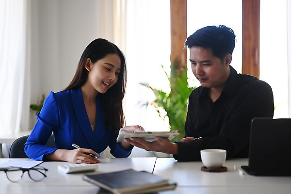 포토 JPG 해외이미지 여자 남자 안경 화초 비즈니스 회의 함께함 앉기 상반신 성인 두명 옆모습 컵 노트북 계산기 비즈니스맨 비즈니스우먼 그룹 책상 직원 서류판 성인만 해외202310 해외포토 식물 식기 잡화 뷰포인트 가구 컨셉 모션 문구용품 사람 전자제품 사무용품 장비 직장인 파일형식