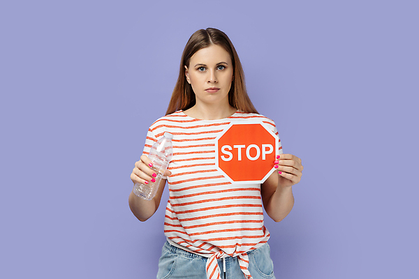 포토 JPG 해외이미지 여자 경고 한명 들기 상반신 성인 앞모습 보라색 표지판 정지 거절 물병 성인여자한명만 해외202310 해외포토 1 뷰포인트 컬러 컨셉 모션 알림판 사람 물통 여자한명만 성인여자만 파일형식