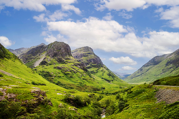 포토 JPG 해외이미지 구름 유럽 도로 여행 밭 자연 하늘 영국 산 파노라마 3 그림자 풍경 사람없음 야외 초록색 여름 파란색 태양 뷰티 여행객 골짜기 계곡 하이킹 시골 언덕 자매 산악지대 랜드마크 절정 스코틀랜드 해외202310 해외포토 자연요소 계절 여자 나라 길 컬러 농업 가족 교통시설 레저 촬영기법 사람 생태계 파일형식
