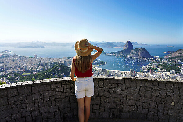 포토 JPG 해외이미지 모자 응시 여자 행복 벽 여행 휴가 파노라마 한명 사람 풍경 여름 도시풍경 뷰티 여행객 맑음 세계문화유산 관찰 도시 남아메리카 시력 브라질 랜드마크 리우데자네이루 카피스페이스 브라질사람 해외202310 해외포토 1 시선 잡화 계절 감정 모션 날씨 촬영기법 아메리카 공백 문화재 파일형식