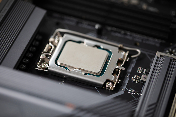 포토 JPG 해외이미지 모양 직업 부분 모바일 새로움 실내 사람없음 노트북 빛 컴퓨터 반사 노란색 디지털 검은색 자료 방 장비 회색 게임 도구 엔지니어 수리 콘센트 상품 연결 휴대용 플라스틱 속도 레이아웃 교체 마더보드 수입 프로세서 하드웨어 해외202310 해외포토 컬러 컨셉 재질 놀이 내부 전자제품 기술자 오브젝트 파일형식