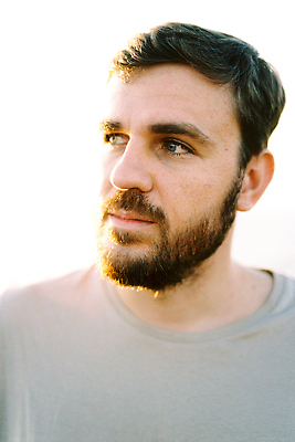 포토 JPG 해외이미지 백인 1 응시 남자 얼굴 티셔츠 수염 거리 한명 초록색 맑음 닫기 이발 콧수염 배려 스타일 해외202310 해외포토 서양인 시선 컬러 셔츠 모션 날씨 사람 신체부위 파일형식