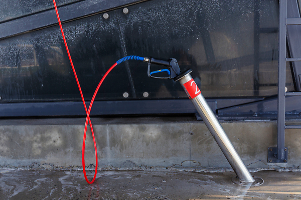 포토 JPG 해외이미지 자동차 서기 사람없음 빨간색 물 힘 청결 거품 장비 총 잡기 역 어플리케이션 씻기 청소 시설 상업 비누 분무기 호스 해결 노즐 보유 접근 해외202310 해외포토 자연요소 무기 육상교통 컬러 교통시설 모션 위생용품 위생 파일형식