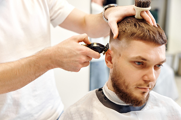 포토 JPG 해외이미지 헤어스타일 손 응시 남자 한명 앉기 상반신 성인 두명 옆모습 장비 미용사 이발 이발소 바리깡 성인남자만 성인남자한명만 해외202310 해외포토 직업 1 시선 뷰포인트 모션 사람 신체부위 뷰티샵 남자만 남자한명만 성인만 파일형식