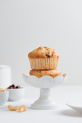 포토 JPG 해외이미지 접시 열매 음식 빵 아침 디저트 사람없음 갈색 쿠키 케이크 식당 카페 빵집 견과류 흰색 신선 달콤 맛 아침식사 설탕 컵케이크 굽기 머핀 크랜베리 페스츄리 핸드메이드 맛있는 해외202310 해외포토 주간 식물 식기 컬러 컨셉 상점 식사 구이 파일형식