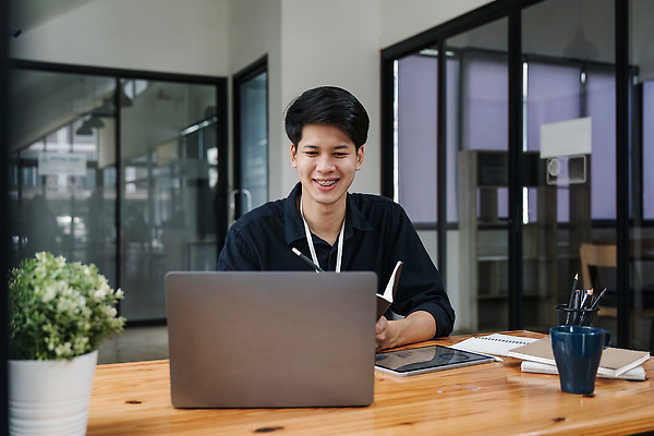 포토 JPG 해외이미지 백인 직업 라이프스타일 손 남자 행복 종이 회사 비즈니스 사업가 탁자 성공 설계 직장 실내 한명 사람 앉기 성인 노트북 컴퓨터 사무실 펜 쪽지 공책 기록 업무 작업 비즈니스맨 비즈니스우먼 계획 종업원 사이버 책상 경영자 문서 온라인 경영 해외202310 해외포토 서양인 1 여자 감정 가구 컨셉 모션 문구용품 내부 생활 신체부위 전자제품 필기구 직장인 리더 파일형식
