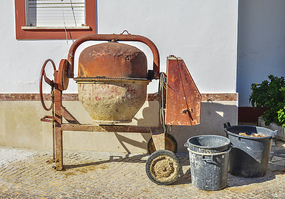 포토 JPG 해외이미지 산업 모래 벽 오렌지 주택 사람없음 빨간색 쌓기 금속 기계 장비 성장 공구 업무 바퀴 혼합 휴대용 땅 천 아래 철 믹서 양동이 부식 회전 드럼 시멘트 모터 건축업자 석공 옛날 조작 콘크리트 해외202310 해외포토 건축 컬러 과일 모션 재질 타악기 건물 도구 직물 작업 방향 오브젝트 위치 파일형식