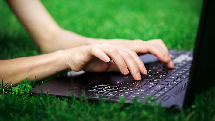 포토 JPG 해외이미지 직업 학생 라이프스타일 손 공원 여자 여행 백그라운드 인터넷 비즈니스 통신 직장 사람 동양인 잔디 성인 사람없음 야외 초록색 노트북 학습 스터디 컴퓨터 디지털 정원 계곡 웹 봄 타이핑 키보드 업무 무선전화기 에코 대학교 온라인 단절 프리랜서 해외202310 해외포토 식물 계절 공공시설 교육 컬러 회사 학교 인종 생활 신체부위 전자제품 환경 작업 전화기 파일형식