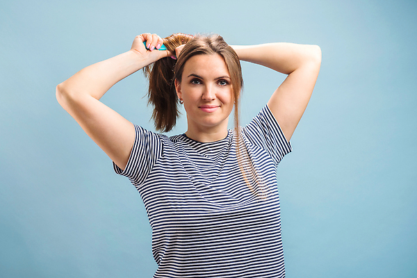 포토 JPG 해외이미지 헤어스타일 손 여자 행복 백그라운드 건조 갈색머리 건강 한명 미소 사람 치료 파란색 빛 뷰티 머리 상점 신선 잡기 머리빗 매끈함 실크 미용사 이발 질감 부드러움 샴푸 내추럴 돌봄 린스 직진 스타일 해외202310 해외포토 직업 1 감정 컬러 의학 모션 표정 신체부위 위생용품 직물 미용용품 감각 파일형식