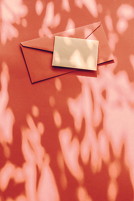 포토 JPG 해외이미지 종이 편지봉투 그림자 사람없음 햇빛 주황색 그늘 감성 카피스페이스 해외202310 해외포토 컬러 컨셉 봉투 태양 공백 편지 파일형식