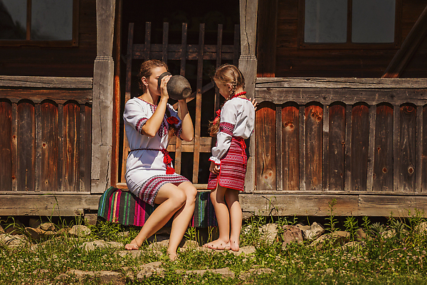 포토 JPG 해외이미지 전신 행복 어린이 모녀 들기 앉기 성인 야외 두명 돌_바위 풀잎 물병 나무집 물마시기 여자만 시밀러룩 해외202310 해외포토 딸 감정 잎 가족 모션 엄마 주택 사람 마시기 풀_식물 물통 커플룩 파일형식
