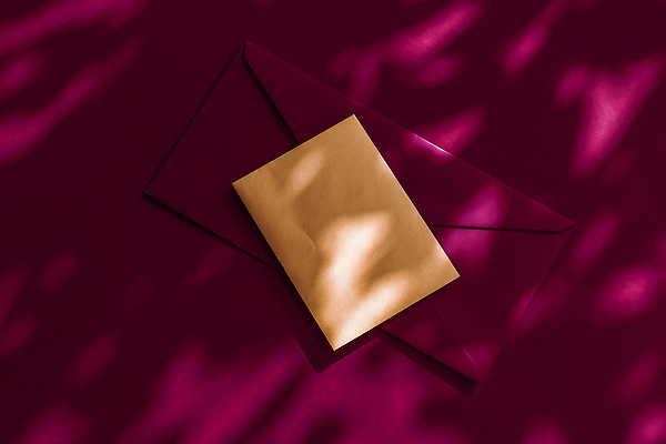 포토 JPG 해외이미지 종이 편지봉투 그림자 사람없음 햇빛 그늘 자주색 감성 카피스페이스 해외202310 해외포토 컬러 컨셉 봉투 태양 공백 편지 파일형식