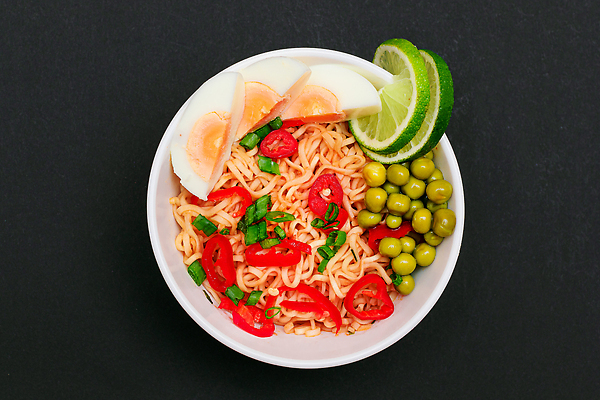 포토 JPG 해외이미지 음식 채소 고추 검은배경 패스트푸드 파스타 동양인 사람없음 컵 식사 저녁식사 신선 면 뜨거움 맛 아침식사 폐기물 먹기 속도 준비 매움 라임 점심식사 순간 해로움 맛있는 해외202310 해외포토 식기 백그라운드 컨셉 과일 모션 서양음식 인종 검은색 인스턴트 쓰레기 파일형식