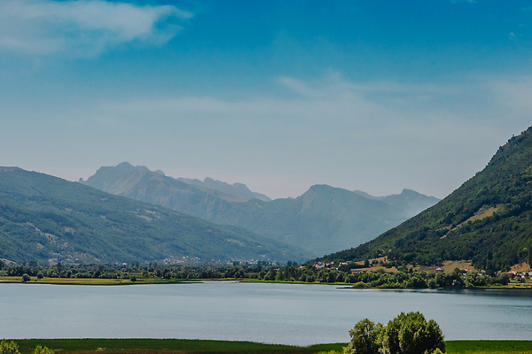 포토 JPG 해외이미지 전통 유럽 종교 바다 섬 여행 건축양식 자연 하늘 산 주택 풍경 사람없음 야외 건물 초록색 물 여름 파란색 태양 뷰티 교회 항구 맑음 일몰 만 보트 역사 크루즈 지중해 그림 포트 타운 랜드마크 몬테네그로 발칸반도 옛날 해외202310 해외포토 자연요소 건축물 계절 건축 나라 컬러 배_교통 종교건축 교통시설 날씨 노을 도시 생태계 파일형식