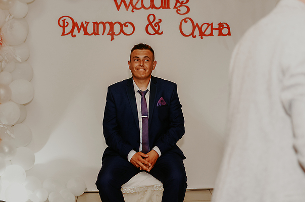 포토 JPG 해외이미지 백인 모델 1 라이프스타일 응시 남자 행복 감정 얼굴 신랑 결혼 백그라운드 셔츠 의자 비즈니스 결혼식 남편 한명 미소 사람 앉기 정장 야외 내부 파란색 뷰티 유행 정원 낭만 흰색 기다림 고급 우아함 우크라이나 혼자 스타일 해외202310 해외포토 서양인 시선 옷 유럽 컬러 가구 컨셉 상의 모션 표정 이벤트 생활 신체부위 파일형식