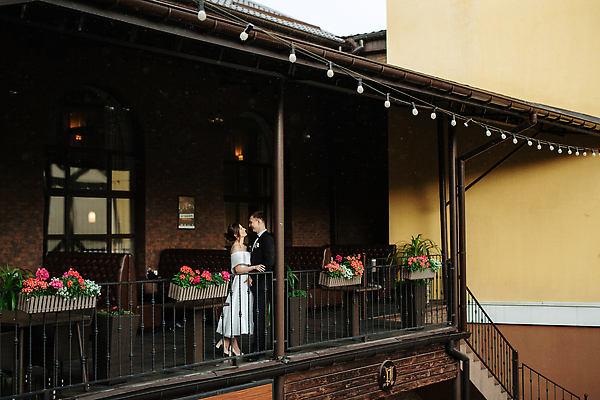 포토 JPG 해외이미지 커플 드레스 행복 신랑 2 우산 가족 함께함 정장 두명 빛 검은색 산책 흰색 도시 우아함 흐림 해외202310 해외포토 옷 감정 컬러 결혼 컨셉 관계 날씨 휴식 사람 파일형식