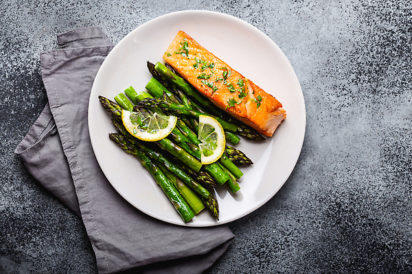 포토 JPG 해외이미지 접시 사람없음 하이앵글 아스파라거스 연어요리 해외202310 해외포토 식기 음식 뷰포인트 채소 연어 파일형식