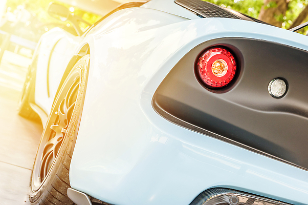 포토 JPG 해외이미지 스포츠 여행 백그라운드 교통시설 자동차 새로움 거리 사람없음 야외 파란색 빛 햇빛 반사 금속 힘 황혼 일몰 운전 바퀴 운전사 고급 아스팔트 속도 타이어 모터 블러 자동 해외202310 해외포토 직업 도로 육상교통 컬러 교통 컨셉 모션 재질 태양 노을 시설 파일형식