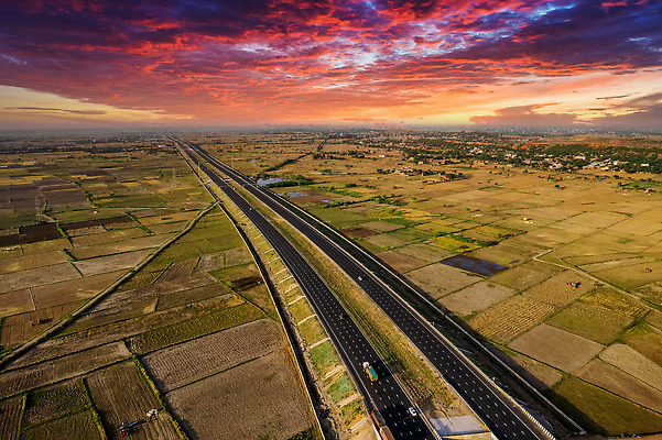포토 JPG 해외이미지 공공시설 도로 교통수단 여행 교통시설 자동차 새로움 안테나 사람없음 야외 초록색 농장 운전 트럭 고속도로 인도인 정사각형 진행 개발 드론 조감도 통근 해외202310 해외포토 도형 외국인 길 육상교통 컬러 교통 컨셉 농업 통신 모션 동양인 시설 출근 파일형식