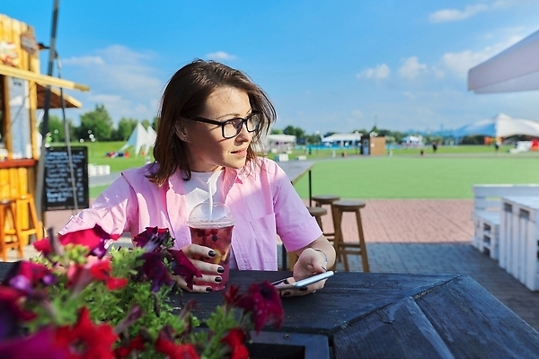 포토 JPG 해외이미지 백인 1 라이프스타일 응시 여자 행복 음료 40대 중년 비즈니스 자연 모바일 휴가 휴식 한명 웃음 사람 앉기 성인 야외 스마트폰 핸드폰 뷰티 유행 카페 마시기 비즈니스우먼 자신감 휴양지 개성 부름 편리함 스타일 여자한명만 해외202310 해외포토 서양인 시선 감정 컨셉 모션 표정 생활 전자제품 스마트기기 상점 장소 직장인 생태계 여자만 파일형식