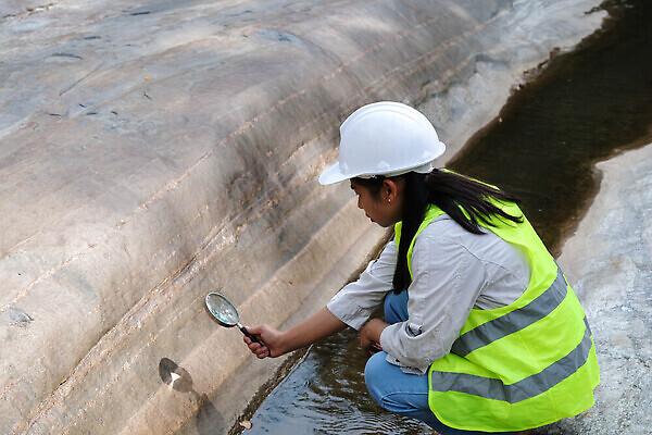 포토 JPG 해외이미지 손 응시 교육 벽 과학 여행 백그라운드 자연 돋보기 표면 산 국립공원 한명 사람 풍경 야외 물 스터디 강 뷰티 환경 트래킹 탐험 바위 업무 거친 역사 보호 숲 분석 오브젝트 부식 질감 지구온난화 발견 내추럴 고고학 기후변화 생태학 옛날 해외202310 해외포토 자연요소 1 시선 공원 컨셉 레저 날씨 신체부위 학습 돌_바위 작업 변화 생태계 파일형식