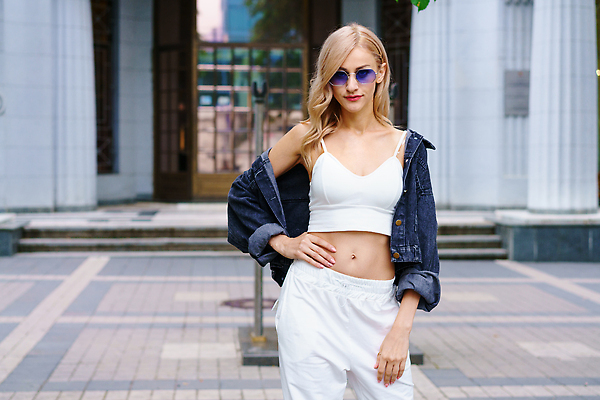 포토 JPG 해외이미지 백인 모델 라이프스타일 여자 유럽 포즈 컨셉 청소년 거리 한명 서기 미소 사람 야외 여름 금발 선글라스 뷰티 유행 재킷 흰색 도시 자신감 화려 고급 우아함 유혹 날씬함 만족 시티라이프 스타일 힙스터 해외202310 해외포토 서양인 1 헤어스타일 계절 패션 감정 나라 안경 컬러 모션 표정 생활 외투 몸매 파일형식