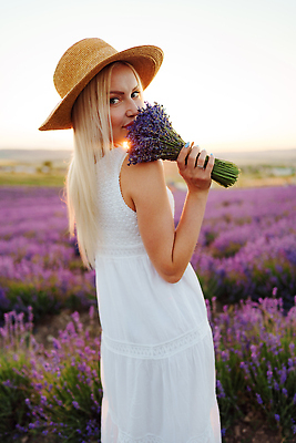 포토 JPG 해외이미지 응시 원피스 여자 꽃다발 꽃밭 한명 들기 상반신 성인 야외 금발 햇빛 일몰 뒤돌아보기 밀짚모자 라벤더 프로방스 성인여자한명만 해외202310 해외포토 모자_잡화 1 헤어스타일 시선 옷 꽃 모션 사람 태양 노을 허브 여자한명만 성인여자만 파일형식