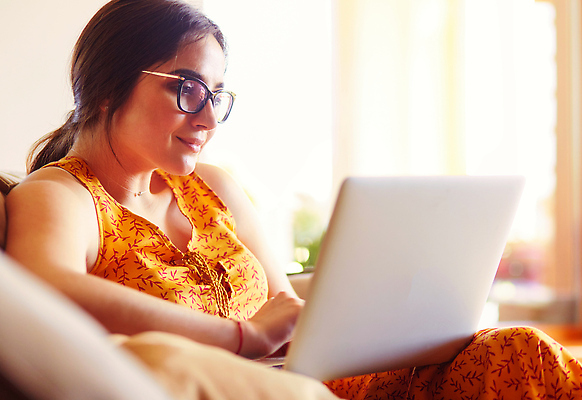 포토 JPG 해외이미지 백인 직업 여자 행복 얼굴 커피 가구 백그라운드 인터넷 비즈니스 사업가 통신 노동자 아파트 주택 직장 한명 미소 사람 성인 노트북 컴퓨터 소파 사무실 공책 방 회색 흰색 타이핑 업무 비즈니스우먼 휴대용 자르기 가득함 길이 리빙 고립 고용 혼자 유일 해외202310 해외포토 서양인 1 감정 음료 컬러 생활용품 의자 회사 모션 문구용품 표정 건물 신체부위 전자제품 구직 작업 직장인 오브젝트 채용 파일형식