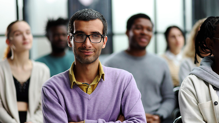 포토 JPG 해외이미지 직업 교육 남자 비즈니스 통신 교실 성공 회의 협력 아이디어 함께함 실내 설명 사람 앉기 손짓 이벤트 여러명 금융 사무실 강사 교수 듣기 발표 가르침 그룹 센터 군중 큼 토론 스마트 집중 대학교 다국적 세미나 지능 브레인스토밍 해외202310 해외포토 다수 컨셉 학교 모션 내부 경제 교사 크기 파일형식