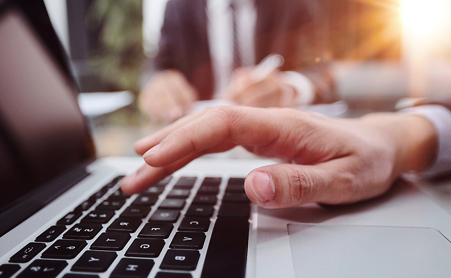 포토 JPG 해외이미지 직업 손 남자 인터넷 비즈니스 통신 손가락 성공 사람 사람없음 노트북 컴퓨터 사무실 공책 자료 장비 정보 흰색 타이핑 키보드 업무 비즈니스맨 네트워크 연결 편지 사이버 책상 오브젝트 시작 전자 온라인 경영 입력 키패드 프로그래머 프리랜서 해외202310 해외포토 컬러 가구 컨셉 문구용품 신체부위 전자제품 작업 직장인 파일형식