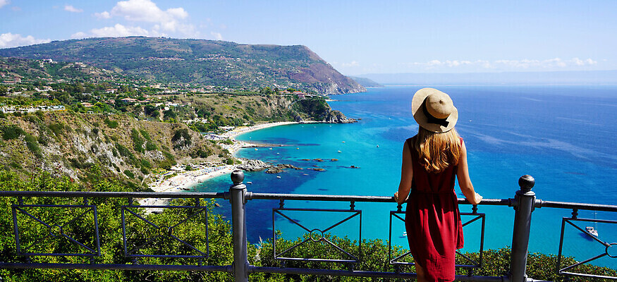 포토 JPG 해외이미지 모자 배너 응시 여자 유럽 여유 바다 여행 자연 파노라마 한명 풍경 여름 파란색 뷰티 여행객 맑음 이탈리아 발코니 우아함 지중해 시력 남쪽 내추럴 해외202310 해외포토 1 시선 잡화 계절 감정 나라 컬러 컨셉 날씨 촬영기법 사람 방향 생태계 파일형식